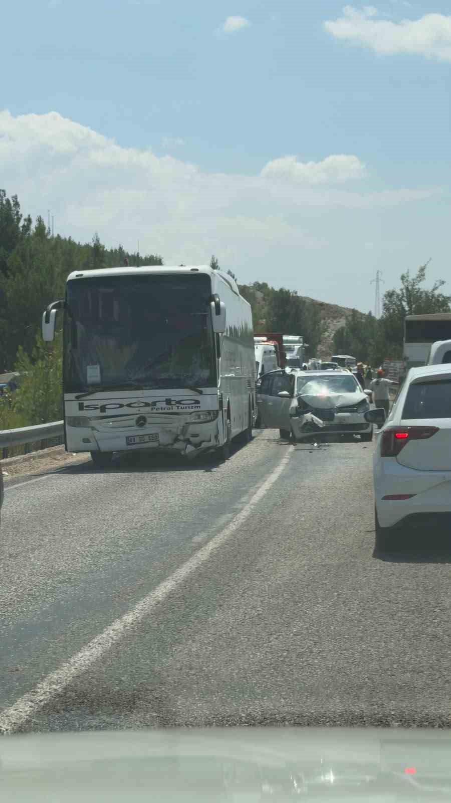seydikemer-de-yolcu-otobusu-ile-ticari-arac-carpisti-5-yarali
