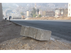 Seyir Halindeki Otomobilin Üzerine Parke Taşı Düştü