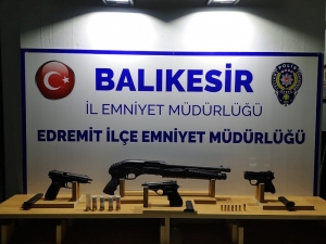 Balıkesir’de Polis 8 Silah Ele Geçirdi