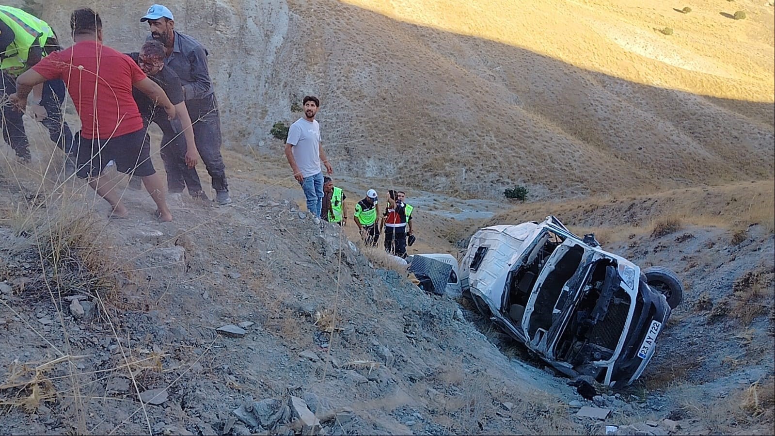 elazig-da-minibus-ucuruma-yuvarlandi-yaralilar-var