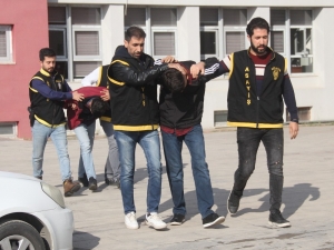 Sevgilisini Görebilmek İçin Akıllı Telefon Gasp Etmiş