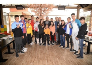 Başkan Ertuğrul Çetin, Şampiyonlarla Buluştu