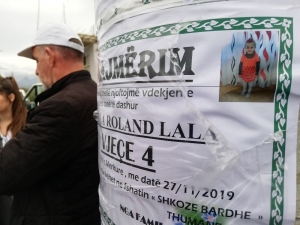 Arnavutluk’ta Depremde Ölenlerin Fotoğrafları Direklere Asılarak Duyuruluyor