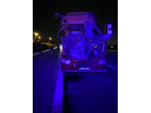 Kamyona Çarpan Kamyonun Sürücüsü Yaralandı