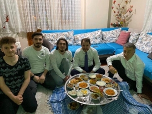 Bakan Berat Albayrak, Abdulkadir Ömür’ü Evinde Ziyaret Ederek Yer Sofrasına Oturdu