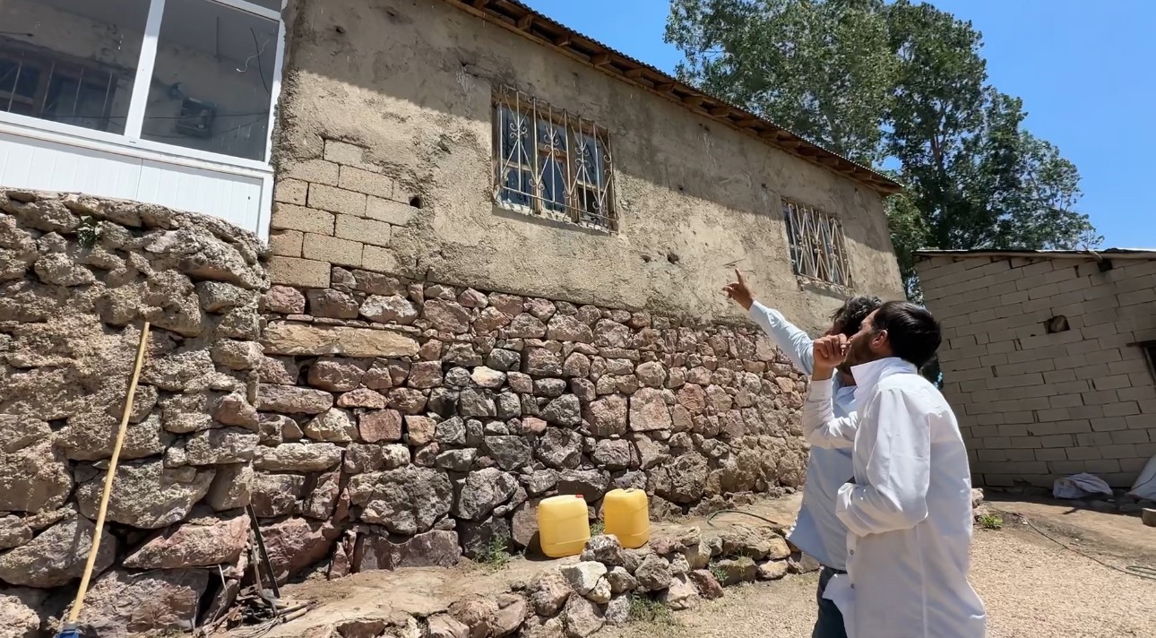 yuksekova-da-yilanlar-bir-evin-kabusu-oldu