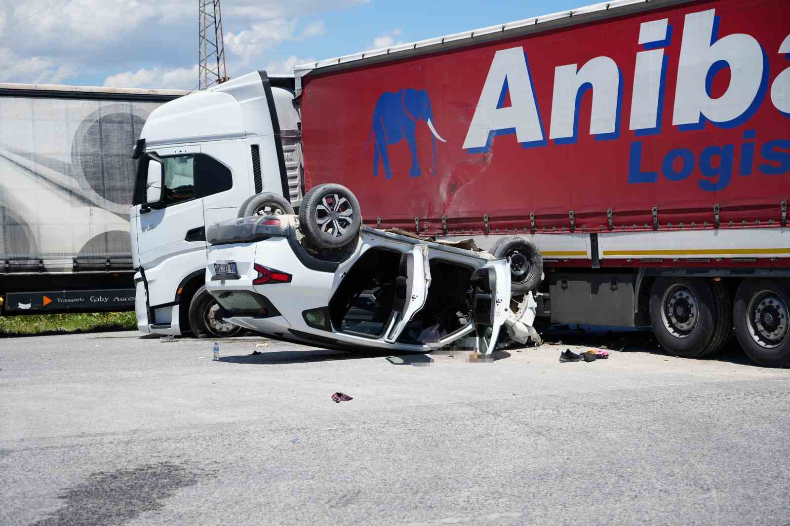 kapikule-yolunda-suv-arac-ile-tir-carpisti-2-si-agir-3-yarali