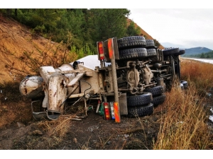 Devrilen Mikser Sürücüsüne Yardım Etmek İsterken Canlarından Oluyorlardı