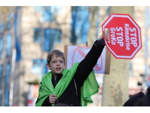 Almanya’da Öğrenciler İklim İçin Sokağa Döküldü