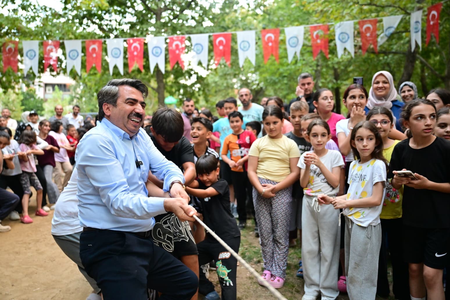 baskan-yilmaz-dan-miniklere-surpriz