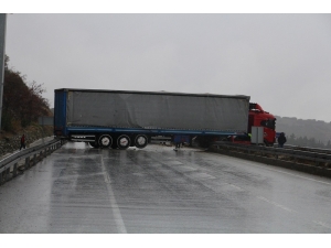 Kontrolden Çıkan Tır Bariyer İle Refüj Arasına Sıkıştı