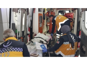 Pencereden Düşen İkizlerden Biri Ağır Yaralanırken, Diğerini İse Direğe Tırmanan Kurye Kurtardı