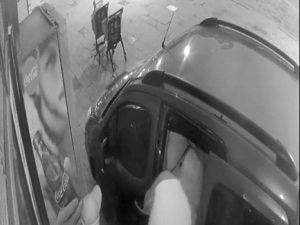 Başakşehir’de İki Dakikada Bir Marketi Talan Eden Hırsızlar Kamerada