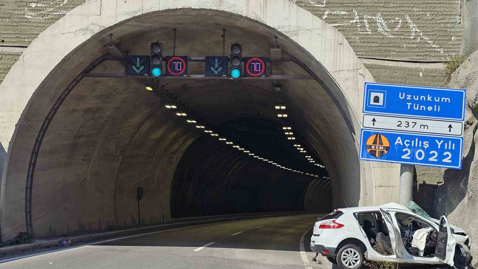 otomobil-tunel-girisindeki-tabelaya-ok-gibi-saplandi