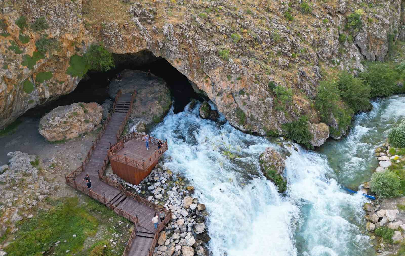 bahcesaray-da-gur-akan-sular-yaban-hayatina-can-veriyor