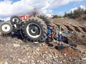 Çift Sürerken Devrilen Traktörün Altında Kaldı