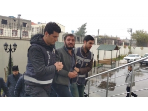 Araçta Silahla Oynayan İki Amca Oğlundan Biri Diğerini Vurdu