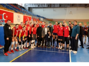 Başkan Arı’dan Kadın Voleybolculara Baklava İkramı