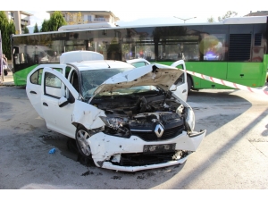 Otobüs İle Otomobilin Çarpıştığı Kazada 7 Kişi Yaralandı