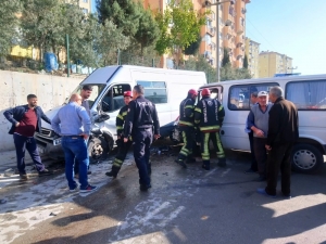 Minibüs Şoförü Sıkıştığı Yerden İtfaiye Ekiplerince Kurtarıldı