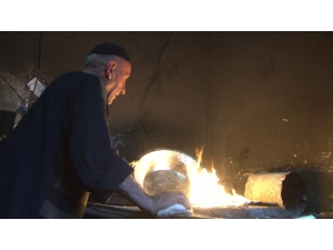 Kalaycı Fahrettin Usta 60 Yıldır Bakırı Sevgiyle Parlatıyor