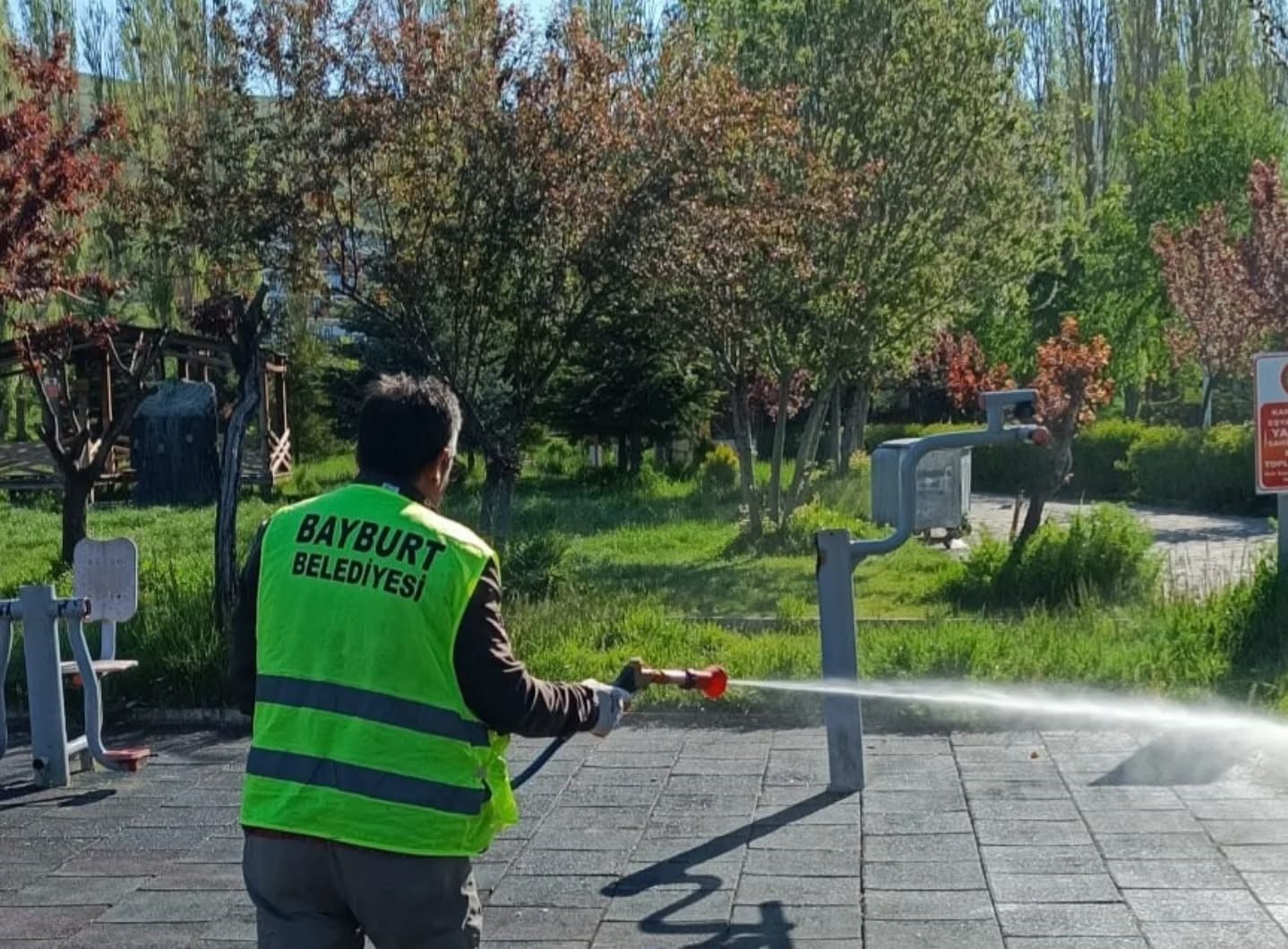 bayburt-ta-kene-riskine-karsi-yesil-alanlar-ilaclandi