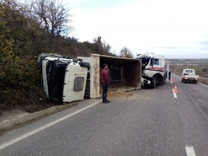 Süt Tankeri Çarpıştığı Kamyonu Devirdi: 2 Yaralı