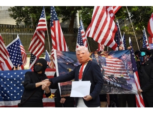 Hong Kong’da Polisten Göstericilere Göz Yaşartıcı Gazla Müdahale
