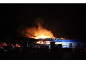 Otomotiv Yan Sanayi Fabrikasındaki Yangın Devam Ediyor