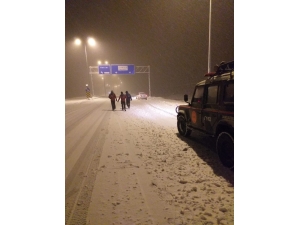 Erciyes’te Mahsur Kalan Otomobiller Kurtarıldı