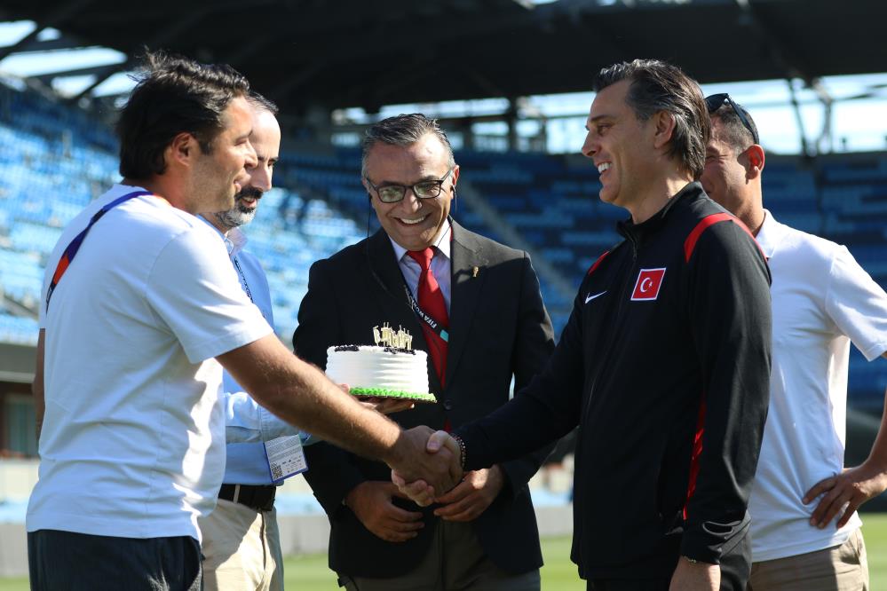 basin-mensuplarindan-montella-ya-dogum-gunu-surprizi
