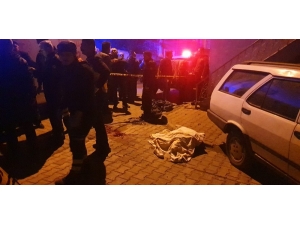 Otomobil Karşı Yönden Gelen Motosiklete Çarptı... Aracın Altında Kalan Kadın 700 Metre Sürüklendi