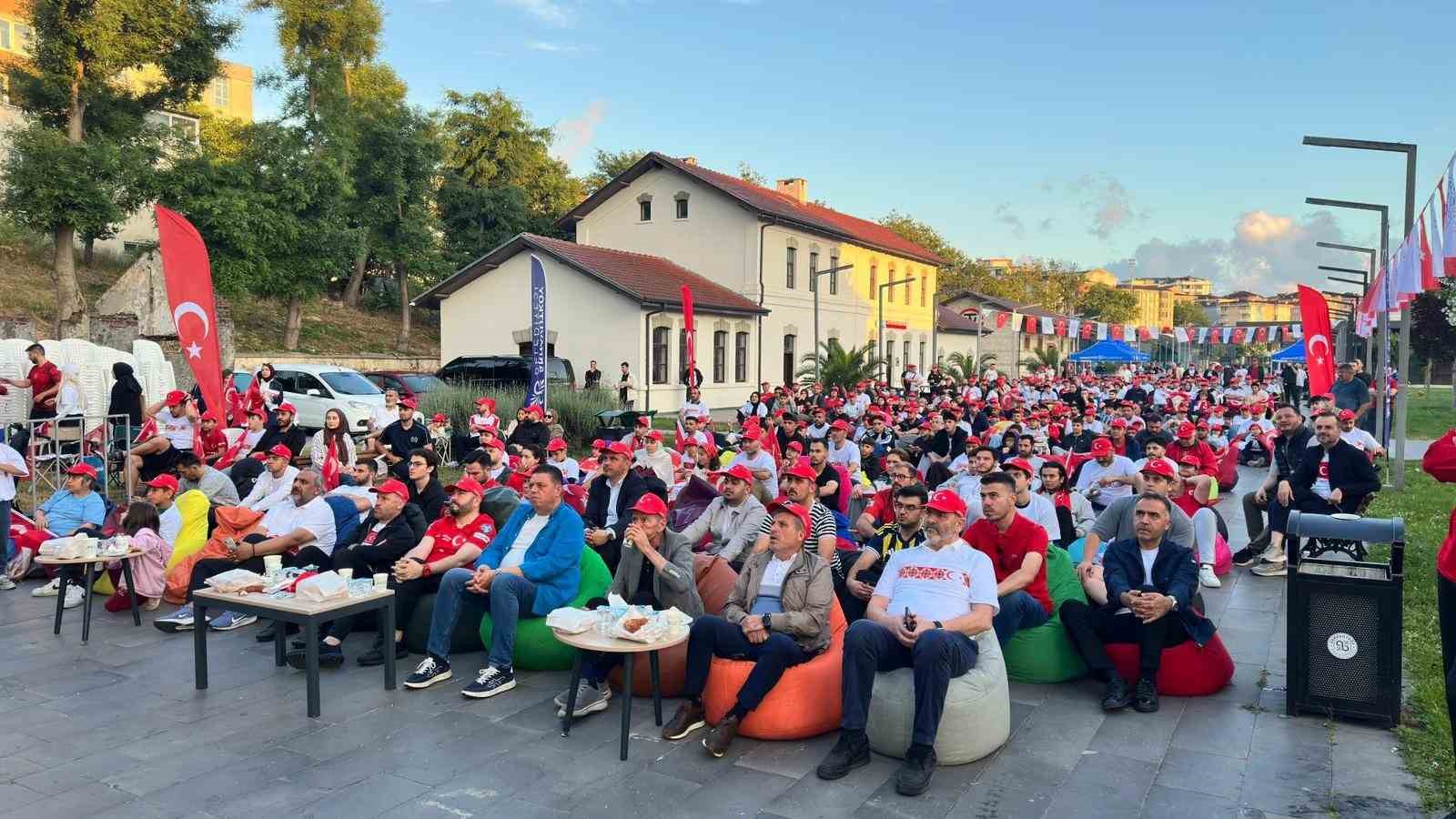 arnavutkoy-de-binlerce-kisi-milli-mac-heyecanini-dev-ekranlarda-yasadi
