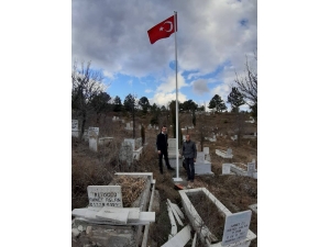 Şehit Mezarına Türk Bayrağı Diktiler