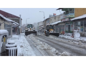 Karlıova’da Kar Yağdı, Zorlu Karla Mücadele Mesaisi Başladı