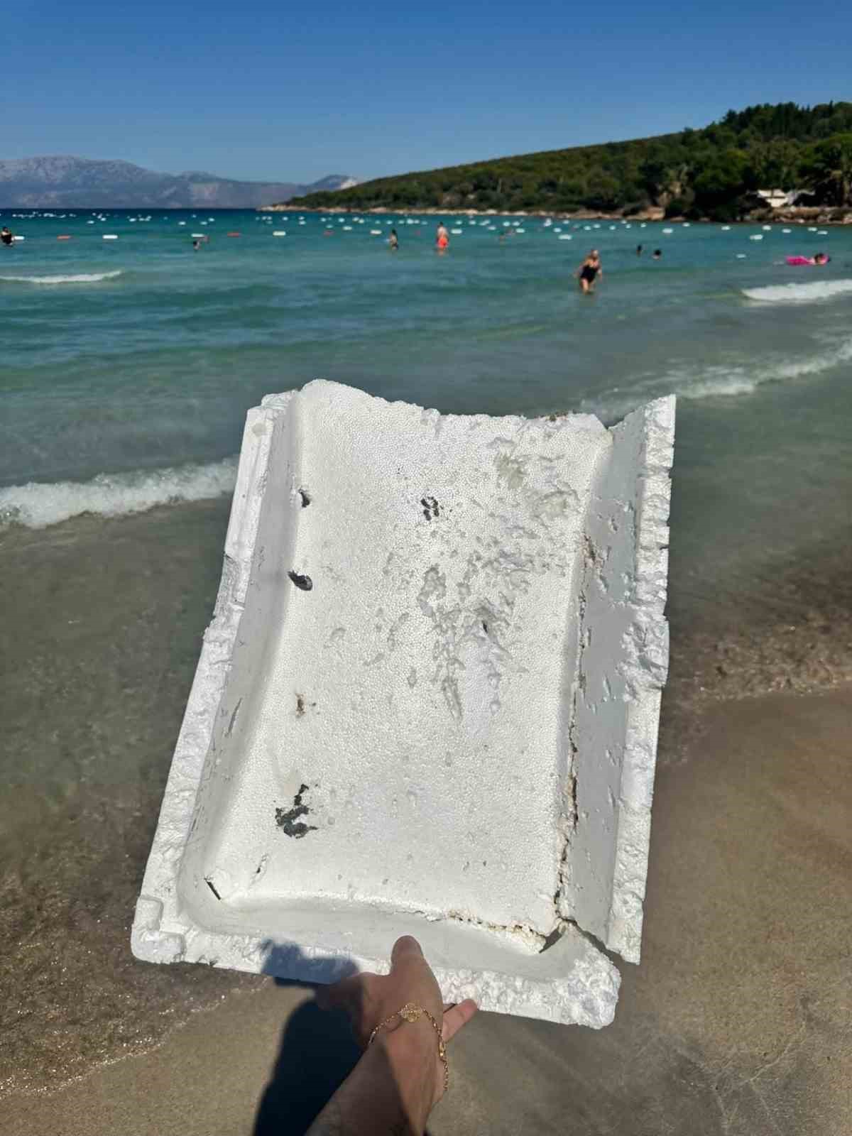 cesme-de-denizi-kopuk-kutular-basti