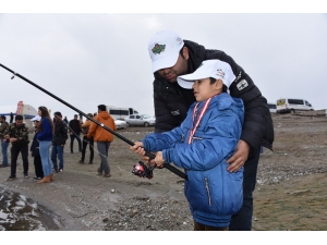 Engelli Çocuklar Fırat’ta Balık Tuttu, Halay Çekti