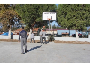 Burhaniye Belediyesi Öğrencileri Spora Özendiriyor