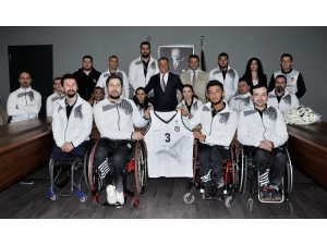 Tekerlekli Sandalye Basketbol Takımı’ndan Ahmet Nur Çebi’ye Ziyaret