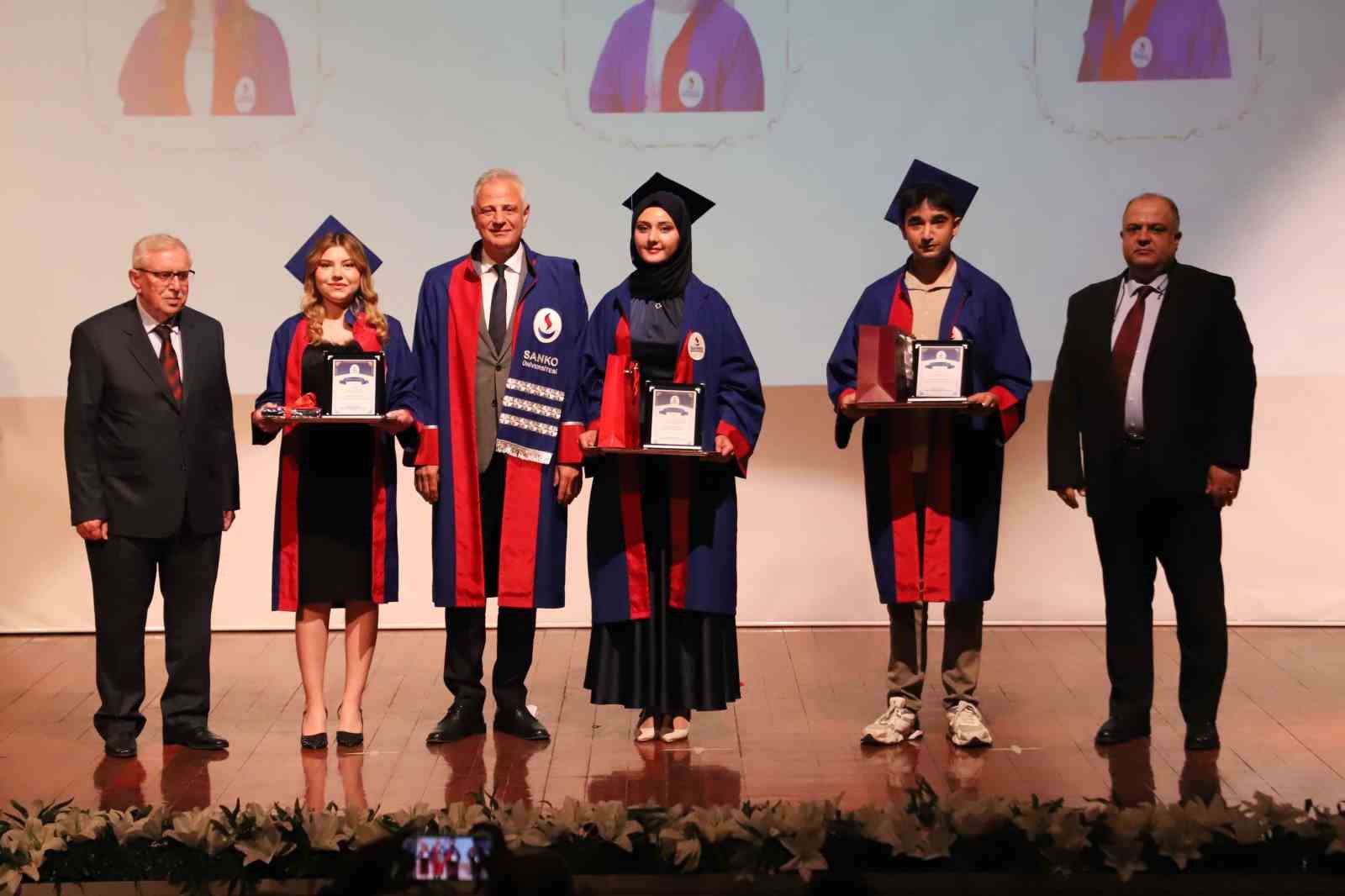 sanko-universitesi-nde-mezuniyet-heyecani