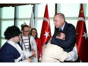 Cumhurbaşkanı Erdoğan Engelli Öğrenci, Sporcu Ve Sanatçıları Kabul Etti