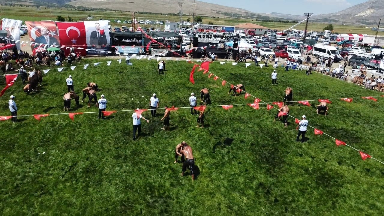 afyonkarahisar-da-ata-sporu-coskusu-pehlivanlar-er-meydanina-cikti