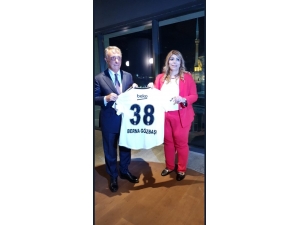 Çebi’den Berna Gözbaşı’na Forma Hediyesi