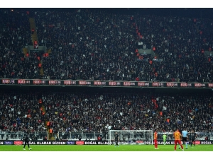 Beşiktaş’ta Soğuğa Rağmen Tribünler Doldu