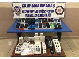 Seyyar Satıcıdan 90 Bin Liralık Kaçak Telefon Çıktı