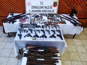 Barakadan Cephane Çıktı