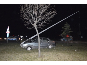 Otomobili İle Direğe Çarpan Sürücü Yaralandı