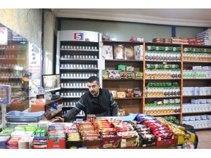 Siirt’te Hırsızların Marketten Sigara Çaldığı Anlar Kamerada