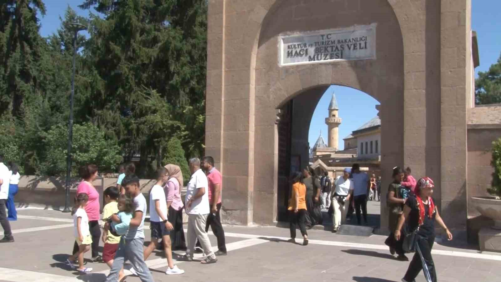 haci-bektas-veli-turbesi-ne-ziyaretci-akini