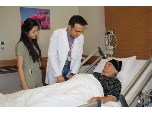 85 Yaşındaki Hasta Kapalı Ameliyat Yöntemi İle Sağlığına Kavuştu